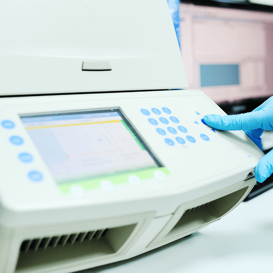 Personal de laboratorio procesando muestra de PCR en tiempo real.