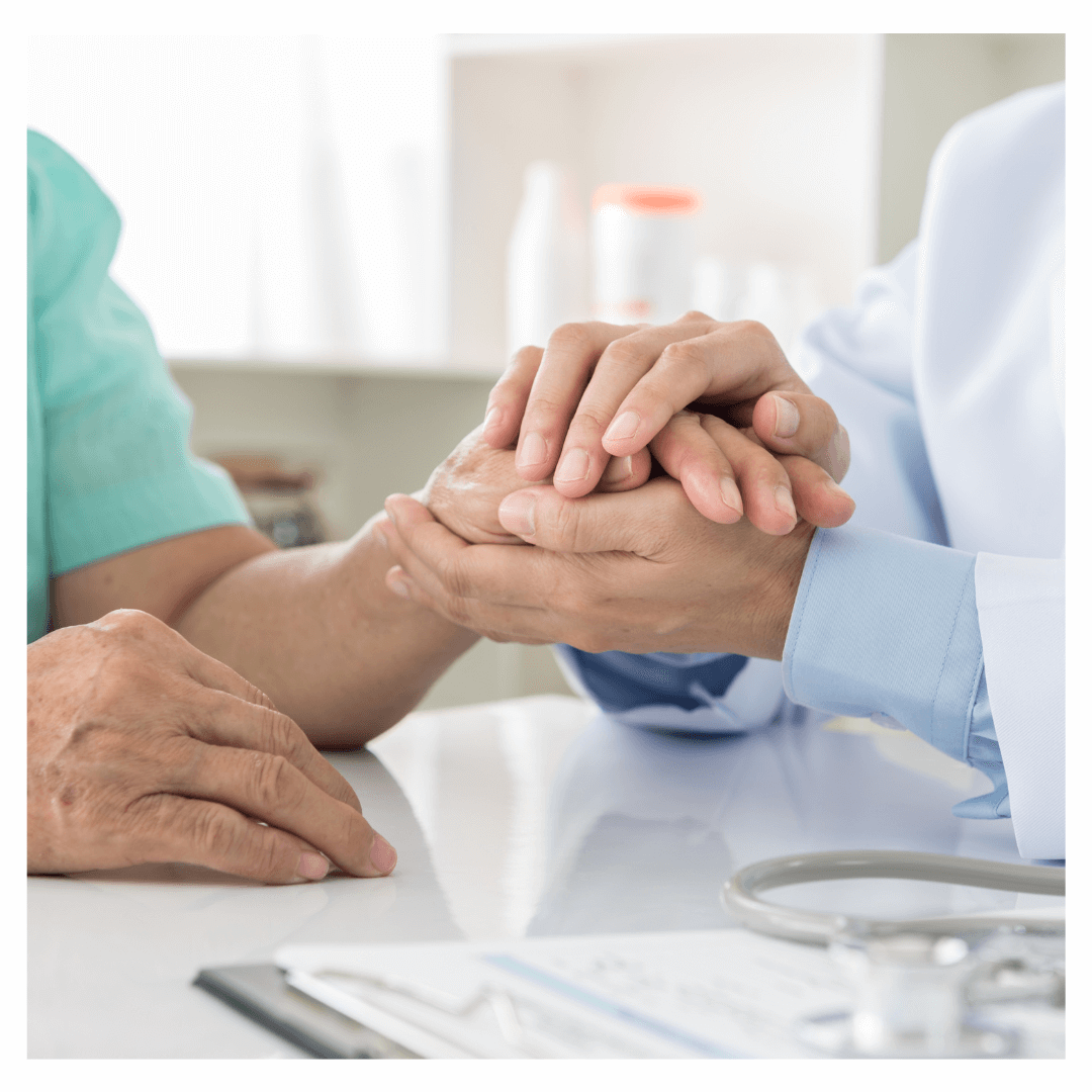 medico-y-paciente Doctor explicando resultados a un paciente en una consulta clínica.